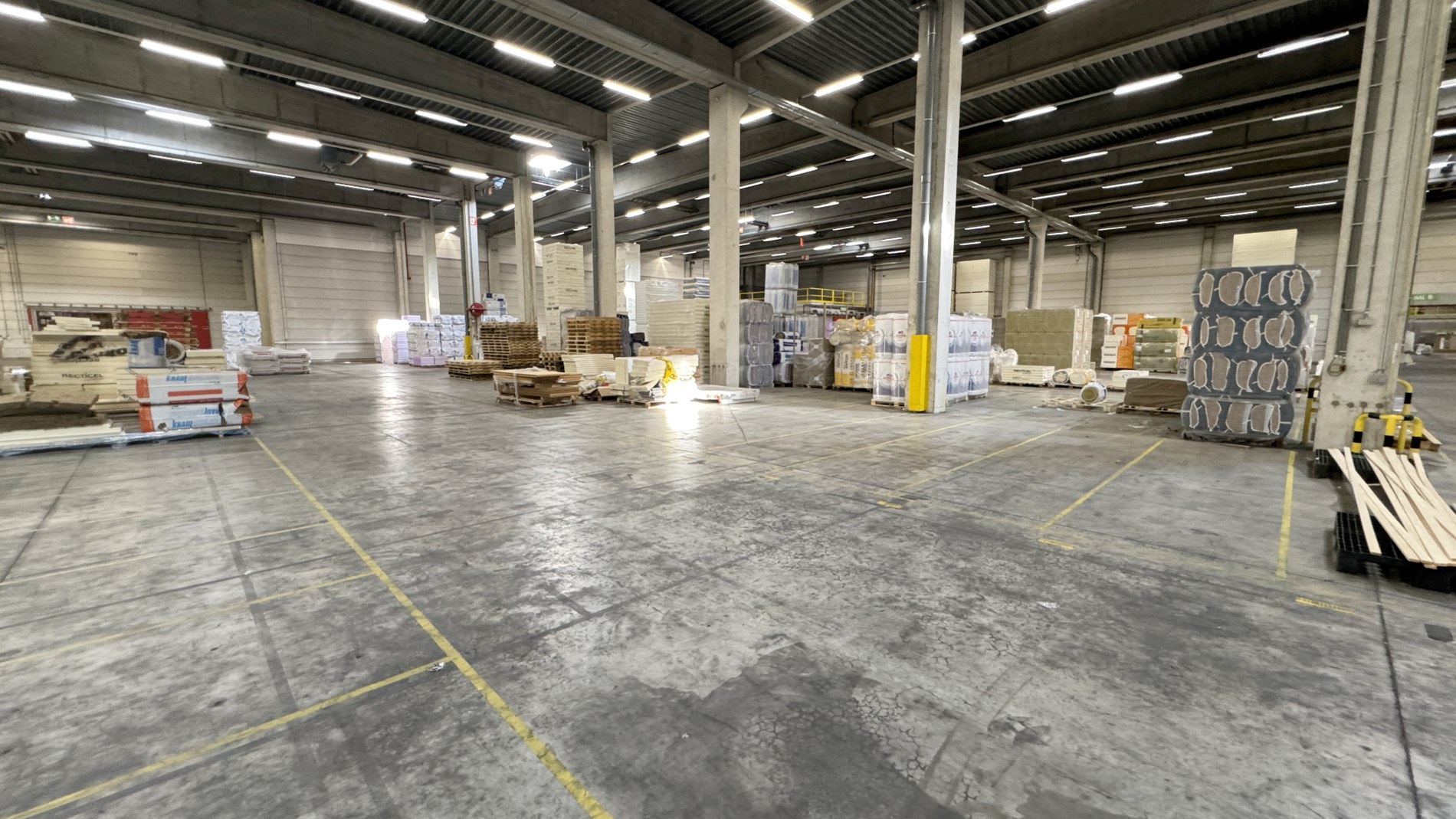 Loods met kantoor te huur nabij E19 in Mechelen