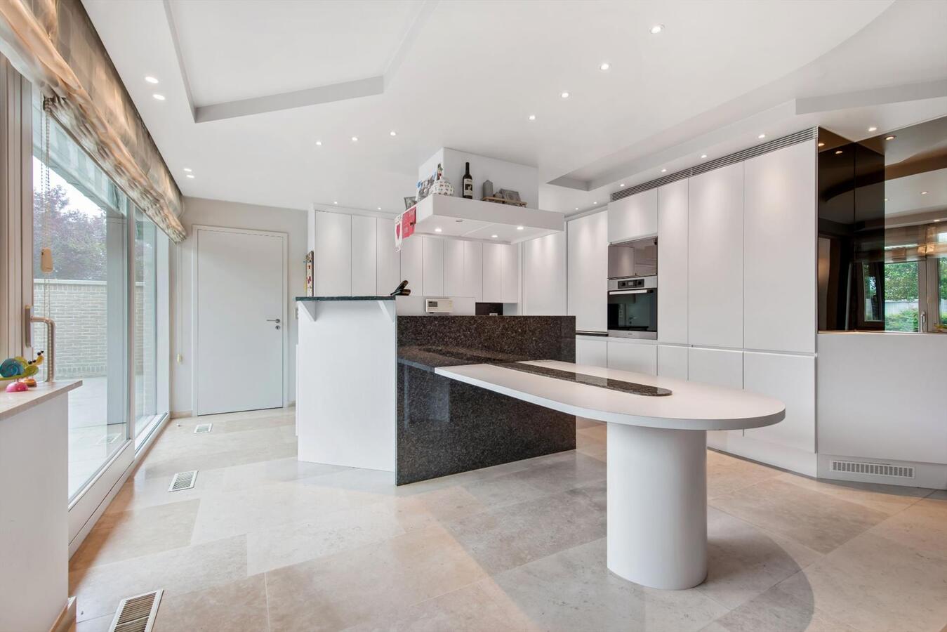 Luxueuze villa met loods (600m²) op terrein van 2100 m² 