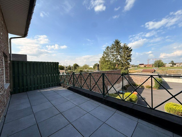 Prachtig appartement met 2 slaapkamers, terras en garage in het centrum van Dilsen 