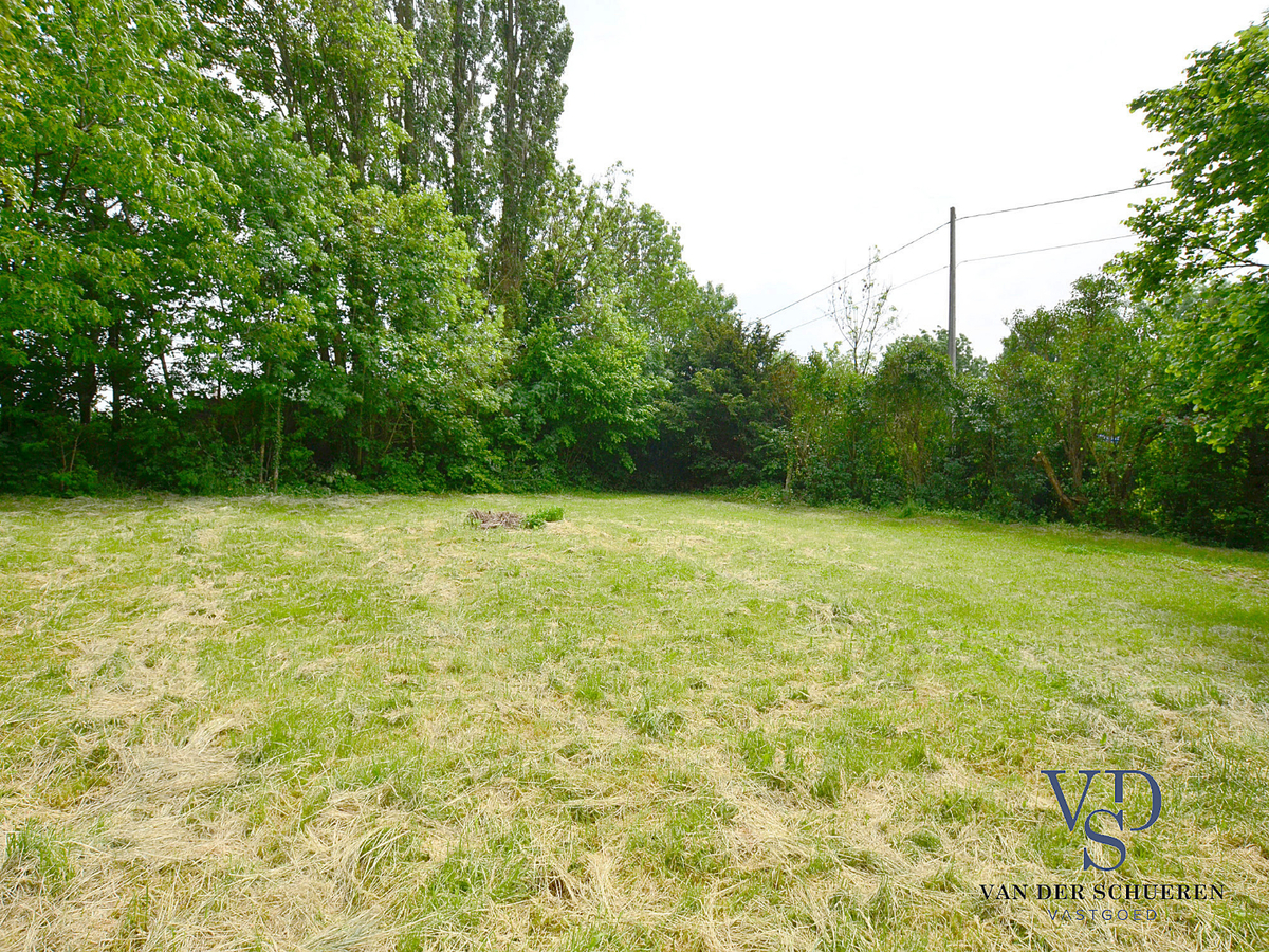 Bouwgrond met een breedte van ca. 45 m langsheen de N425. 