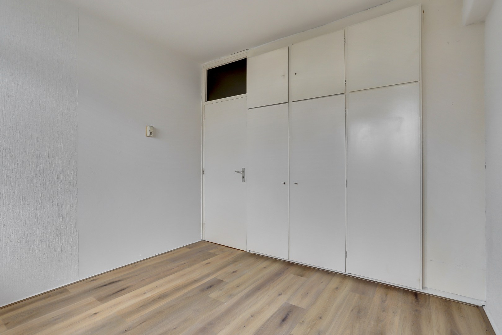 3-kamer appartement op de derde verdieping met balkon op het oosten en een berging van 13 m² in de onderbouw. 