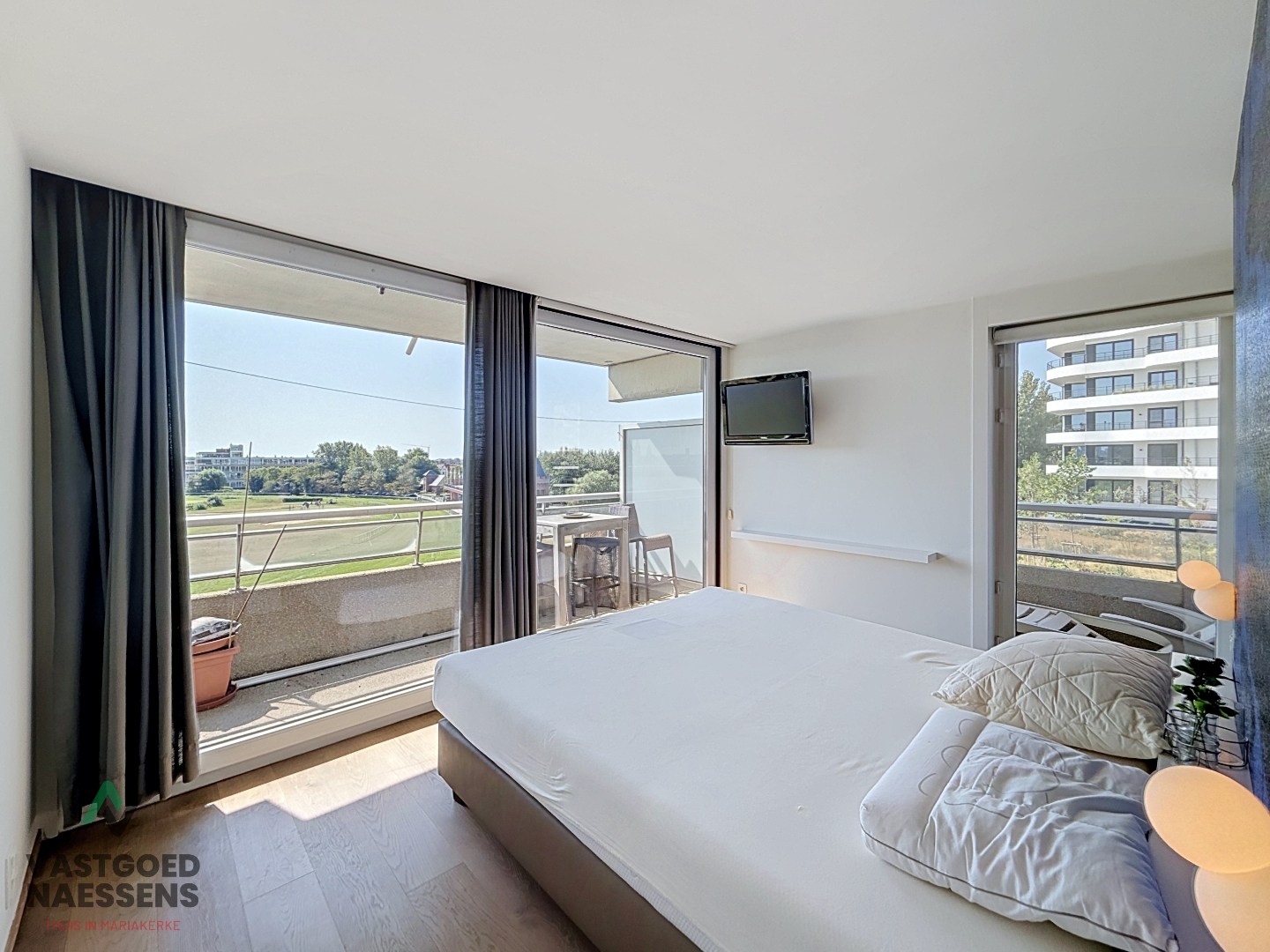 SCHITTEREND VERNIEUWD HOEKAPPARTEMENT – 2 SLPK – TERRASSEN – ZEEZICHT EN ZICHT OP GOLF 