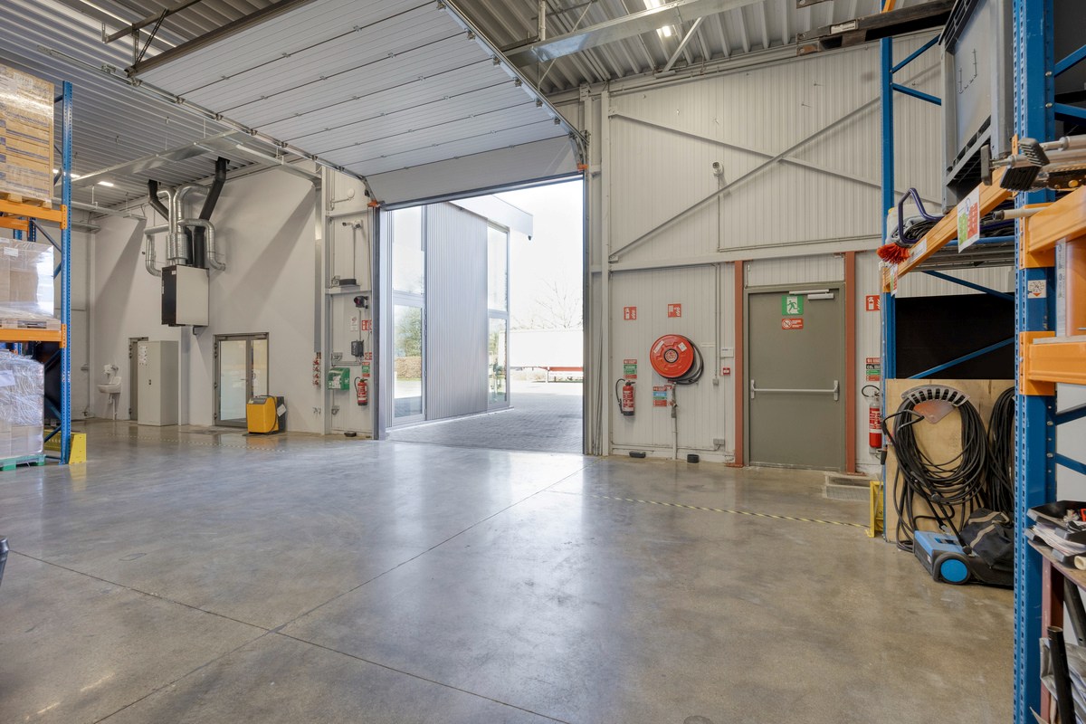 Grondig gerenoveerd KMO gebouw met magazijn en kantoorruimtes in Heverlee op een perceel van 11a19ca! – EPC -22,65 kWh/m² 