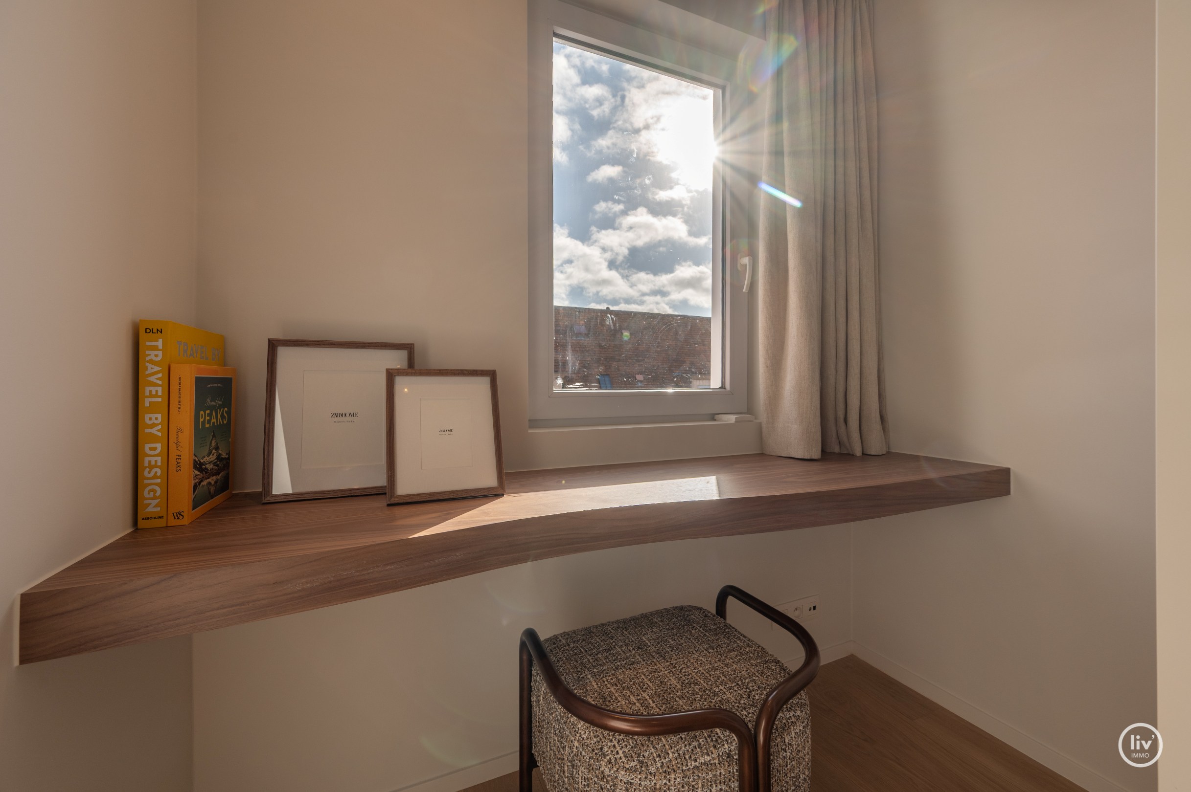 Zeer luxueus gerenoveerd 4 slaapkamer hoekappartement ideaal gelegen te Duinbergen genietend van zeezicht. 