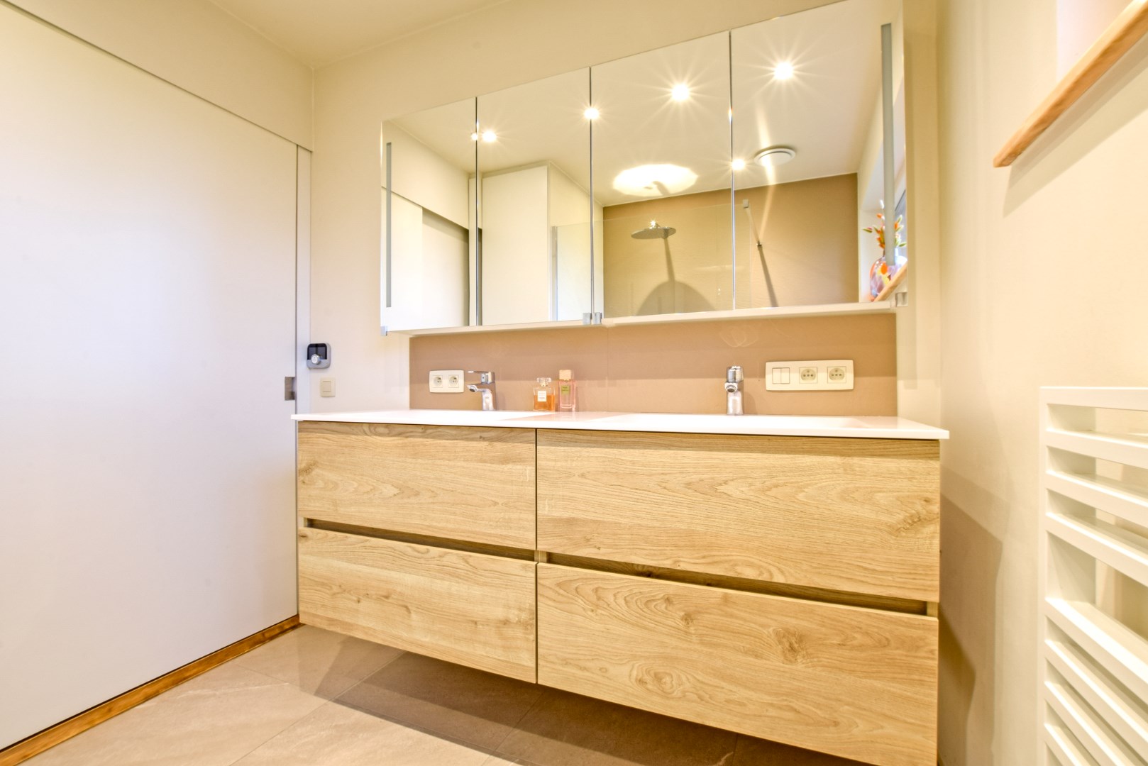 Open bebouwing met 4 slaapkamers op een prachtige locatie vlakbij de Ijzer 