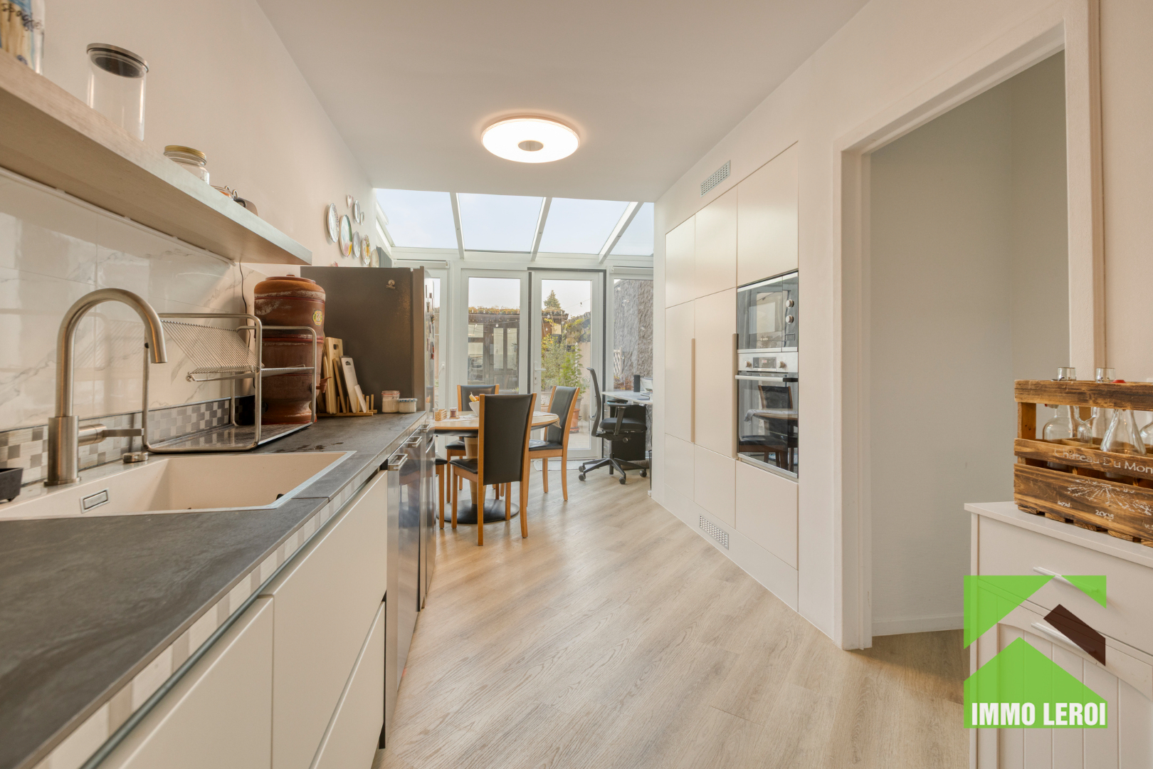 Keuken met doorgang eethoek