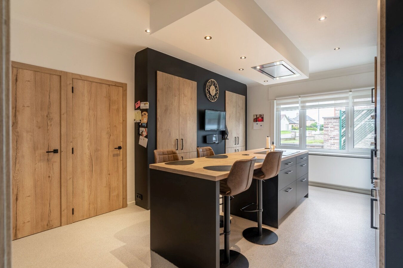 Ruime woning met 4 slaapkamers op een zeer ruim perceel. 