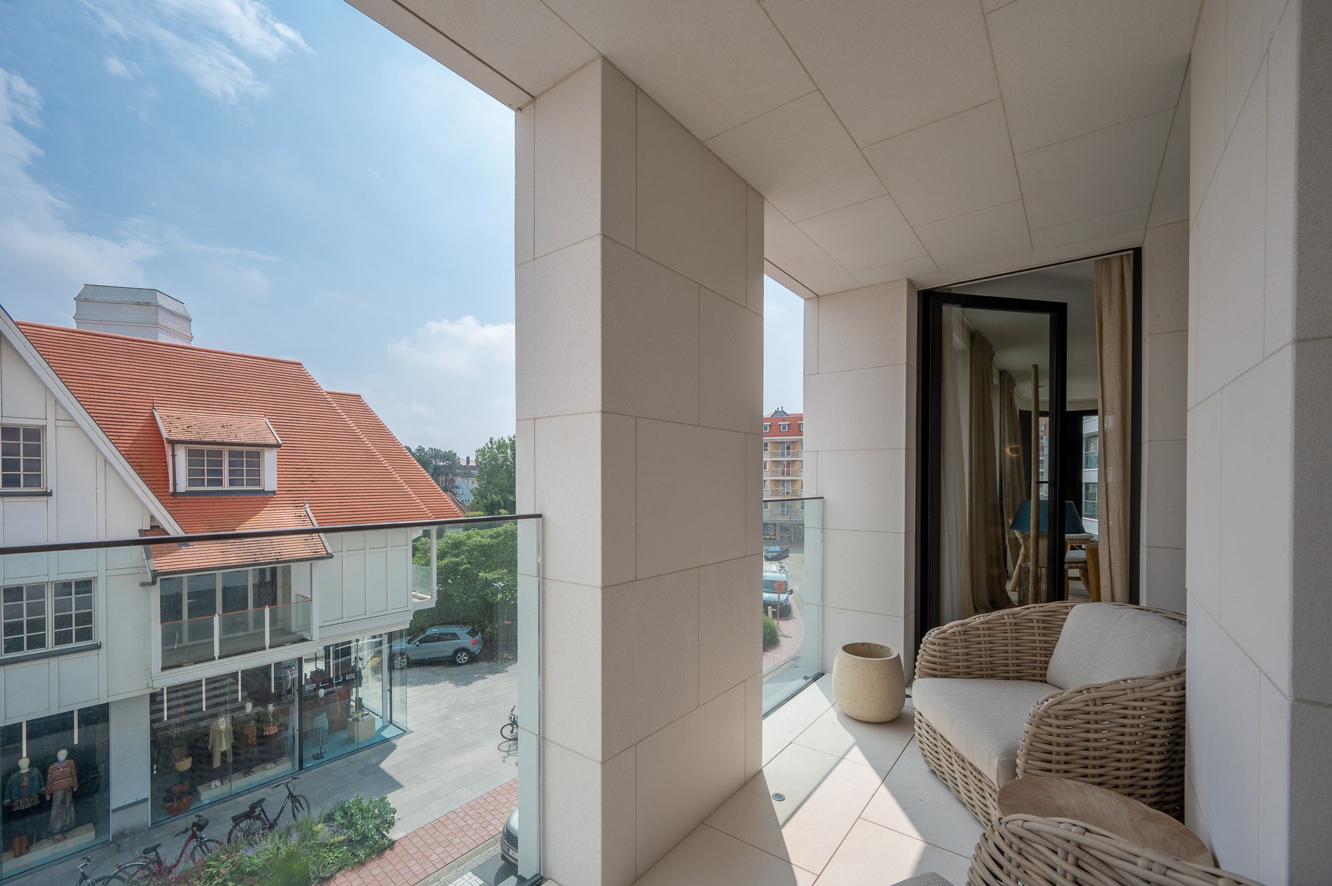 Op de tweede verdieping van de exclusieve residentie Triangle Vert, een gebouw geïnspireerd op de iconische Flat Iron in New York, vindt u dit uitzonderlijke hoekappartement. 