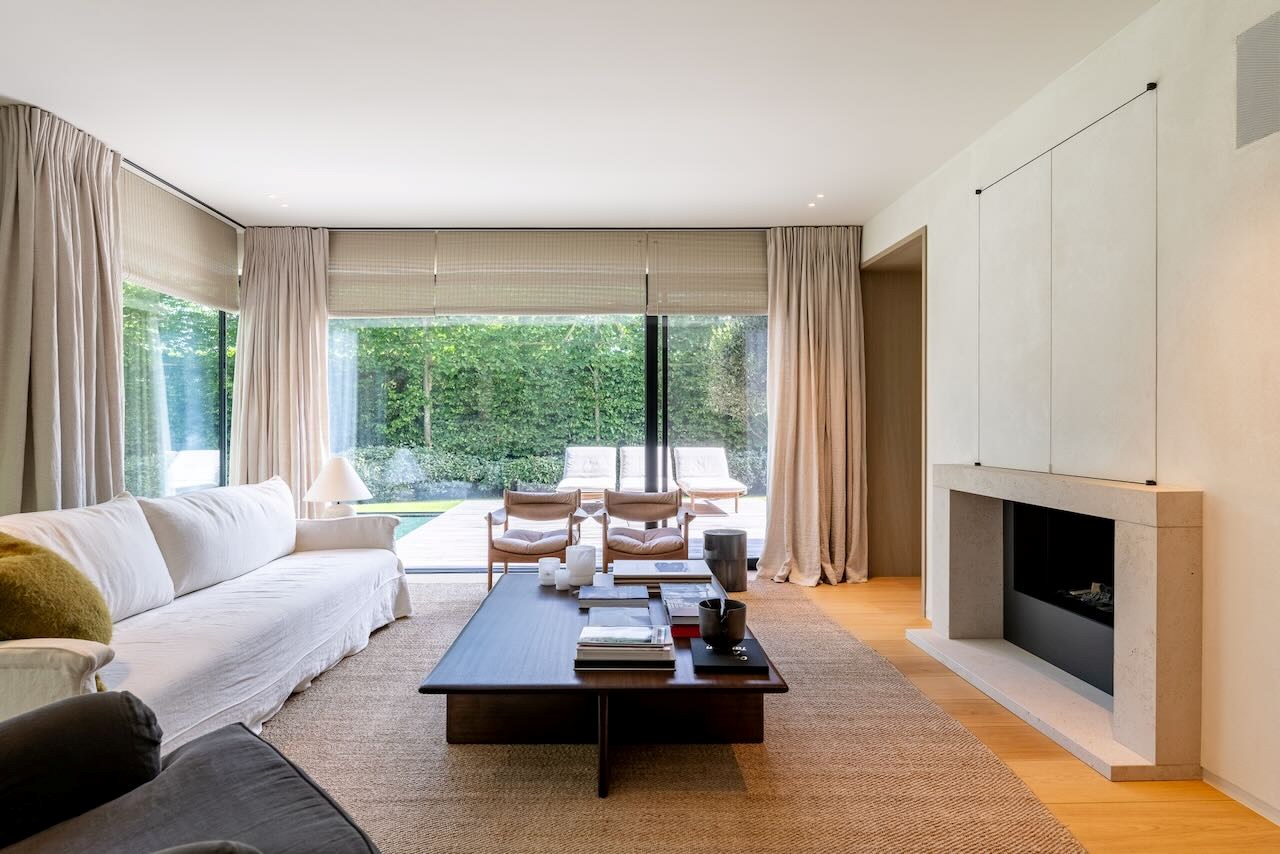 Magnifique villa récente de style contemporain allie une finition intemporelle à un emplacement unique et une vue imprenable sur le Zwin. 