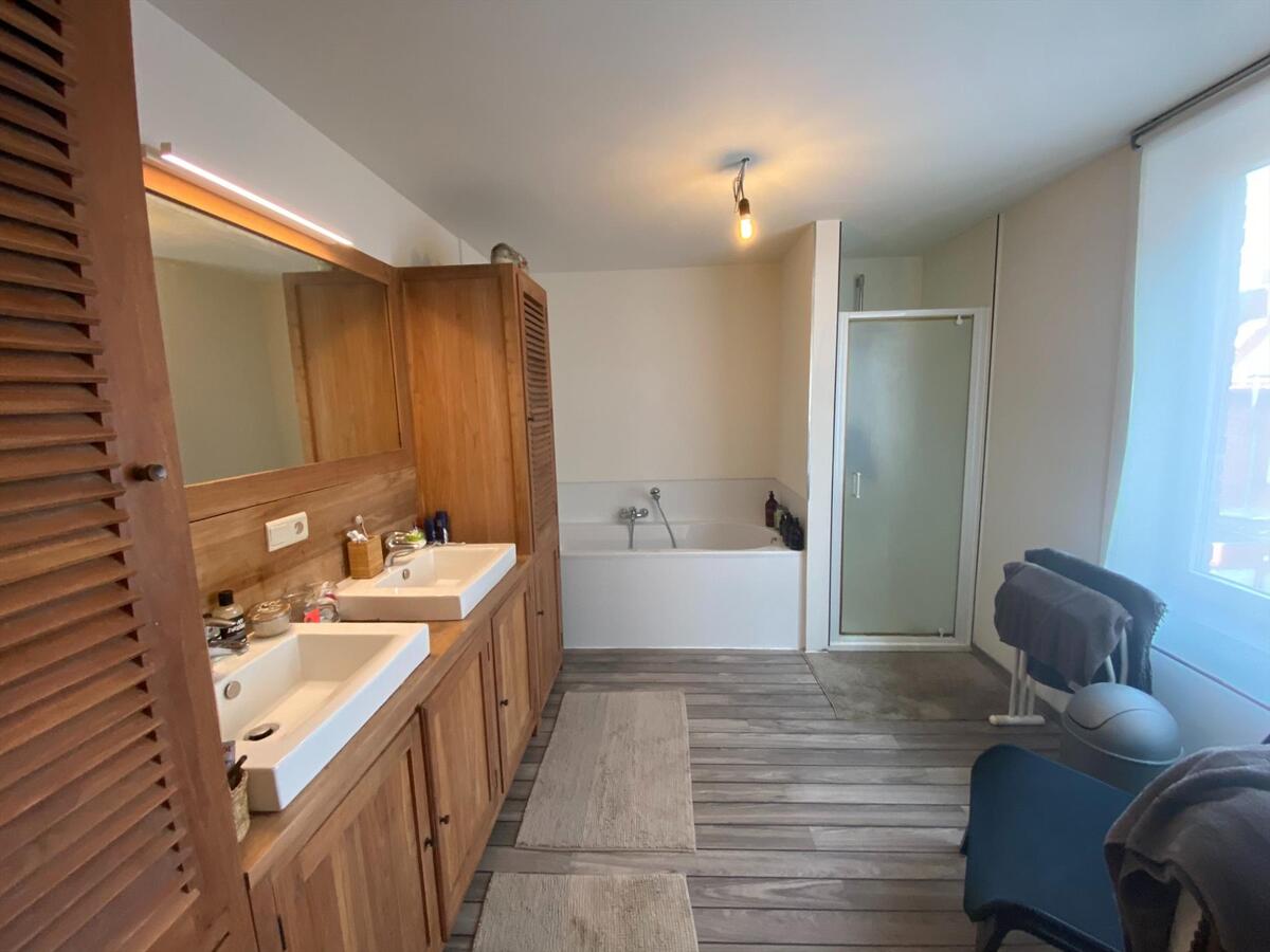 Uitstekend gelegen, duplex-appartement met 3 slaapkamers en garage 