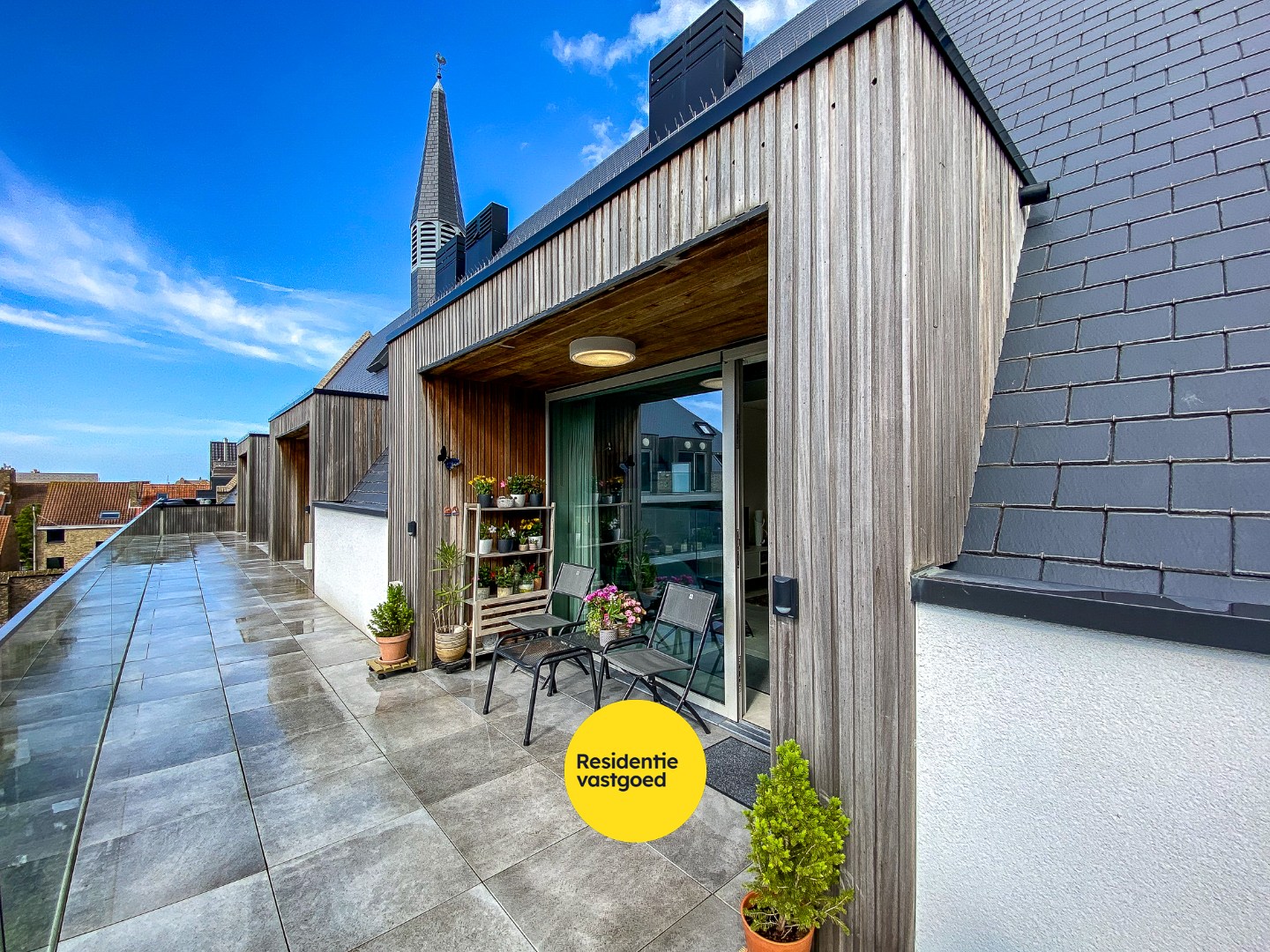 Luxueuze assistentieflat (89m² + 5m² terras) met 2 slaapkamers te Nieuwpoort. 