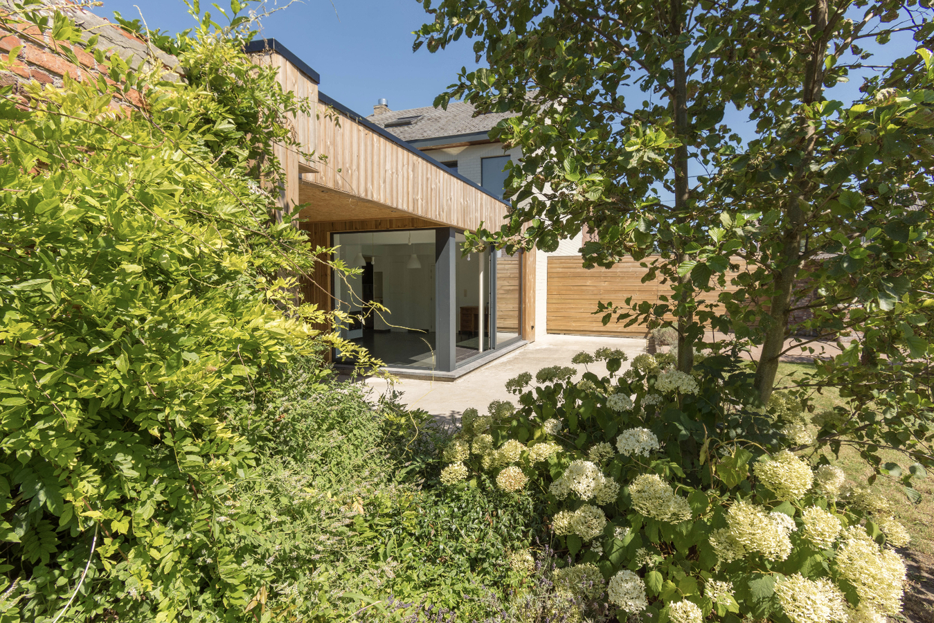 IN OPTIE Ruime en totaal vernieuwde woning in het dorp van Zaffelare 