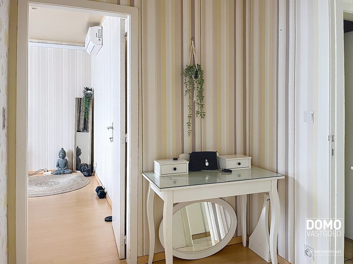 RUIM APPARTEMENT MET 2 SLAAPKAMERS, ZUIDGERICHT TERRAS EN AIRCO 