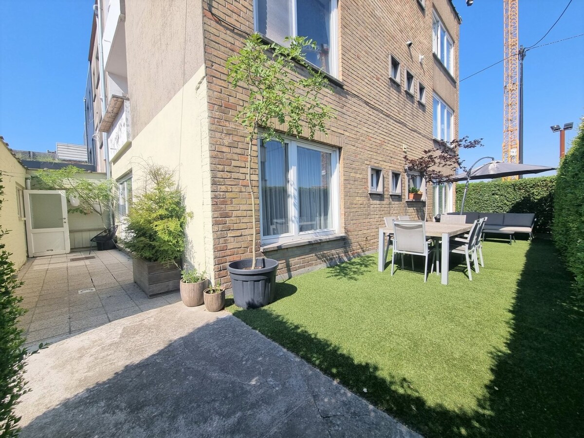 Hoekappartement met tuin en garage - Heist 