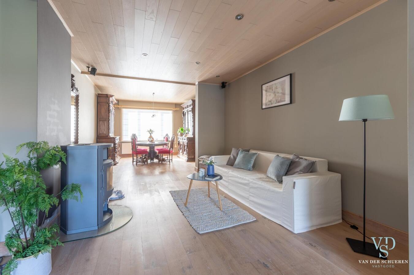 Praktische en degelijke woning in hartje Dikkelvenne . Bijzonder ruim ! 