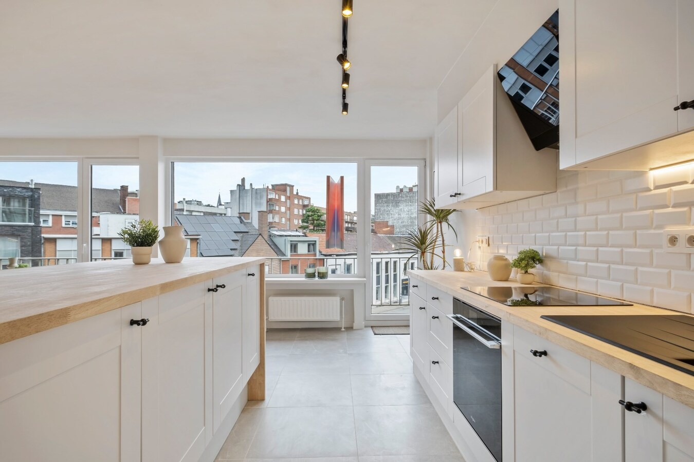 Prachtig 2-slaapkamer appartement (100m2)  met terras en garage te Kortrijk ! 