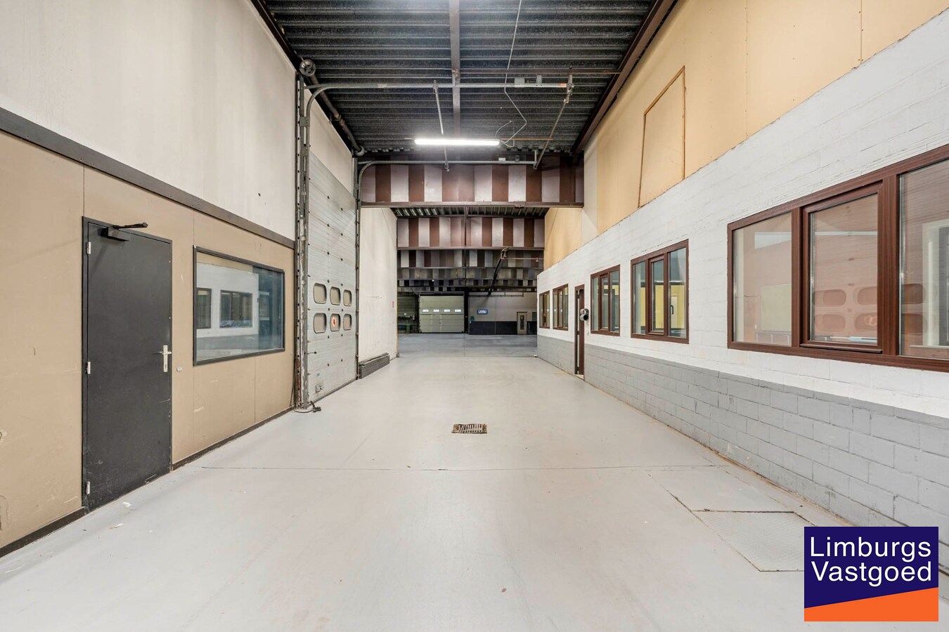 Bedrijfsgebouw met kantoren, magazijnen en woonst - groot 2580 m² 