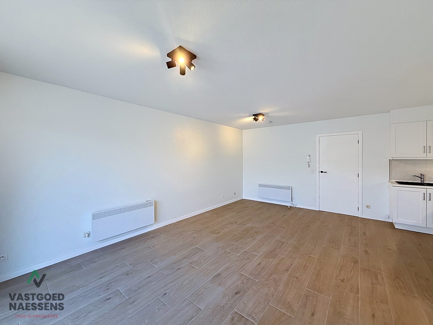 GELIJKVLOERSE STUDIO VLAKBIJ ZEEDIJK 