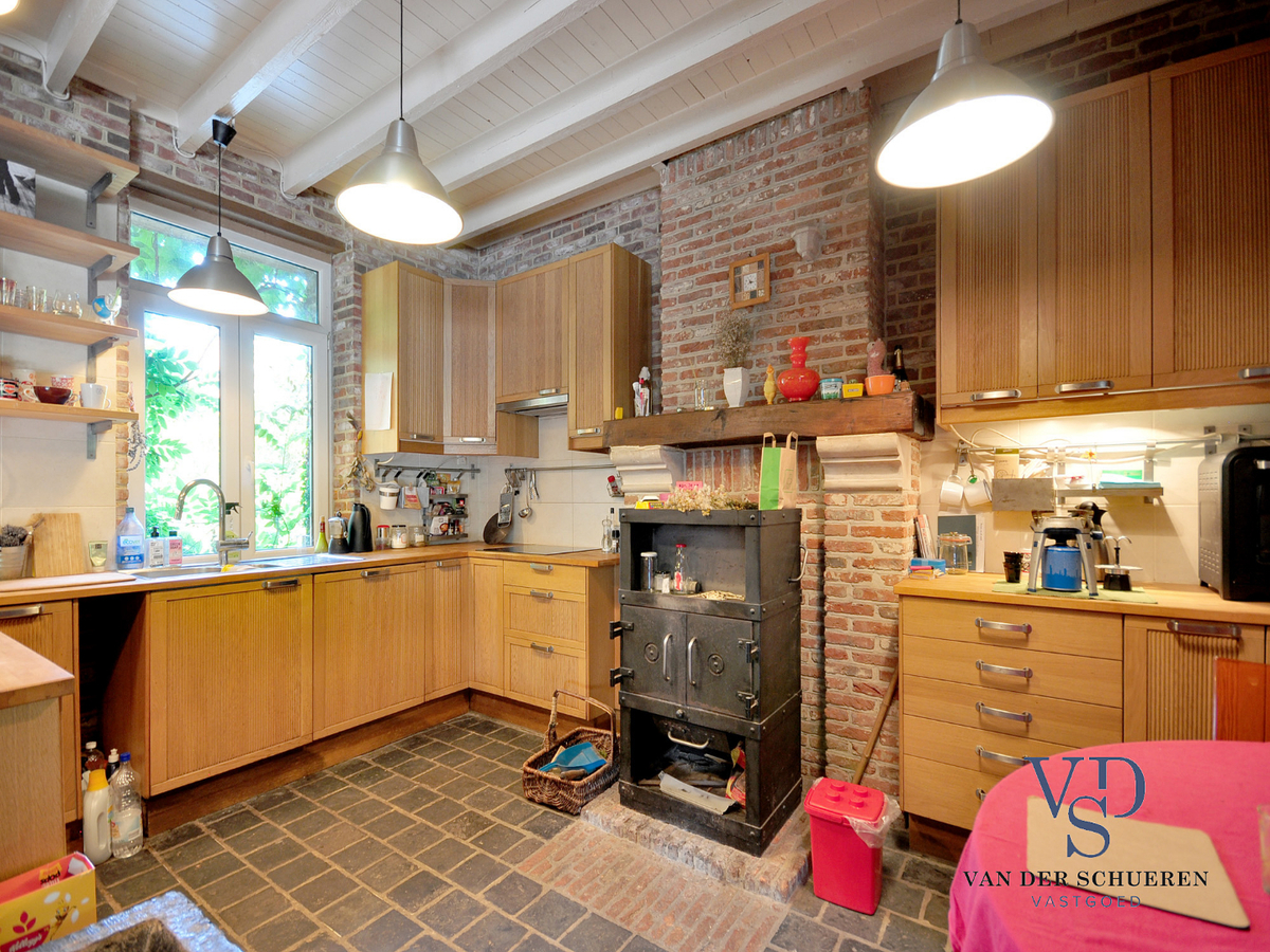 Idyllische woning met schuur. Uitzonderlijk gelegen. 