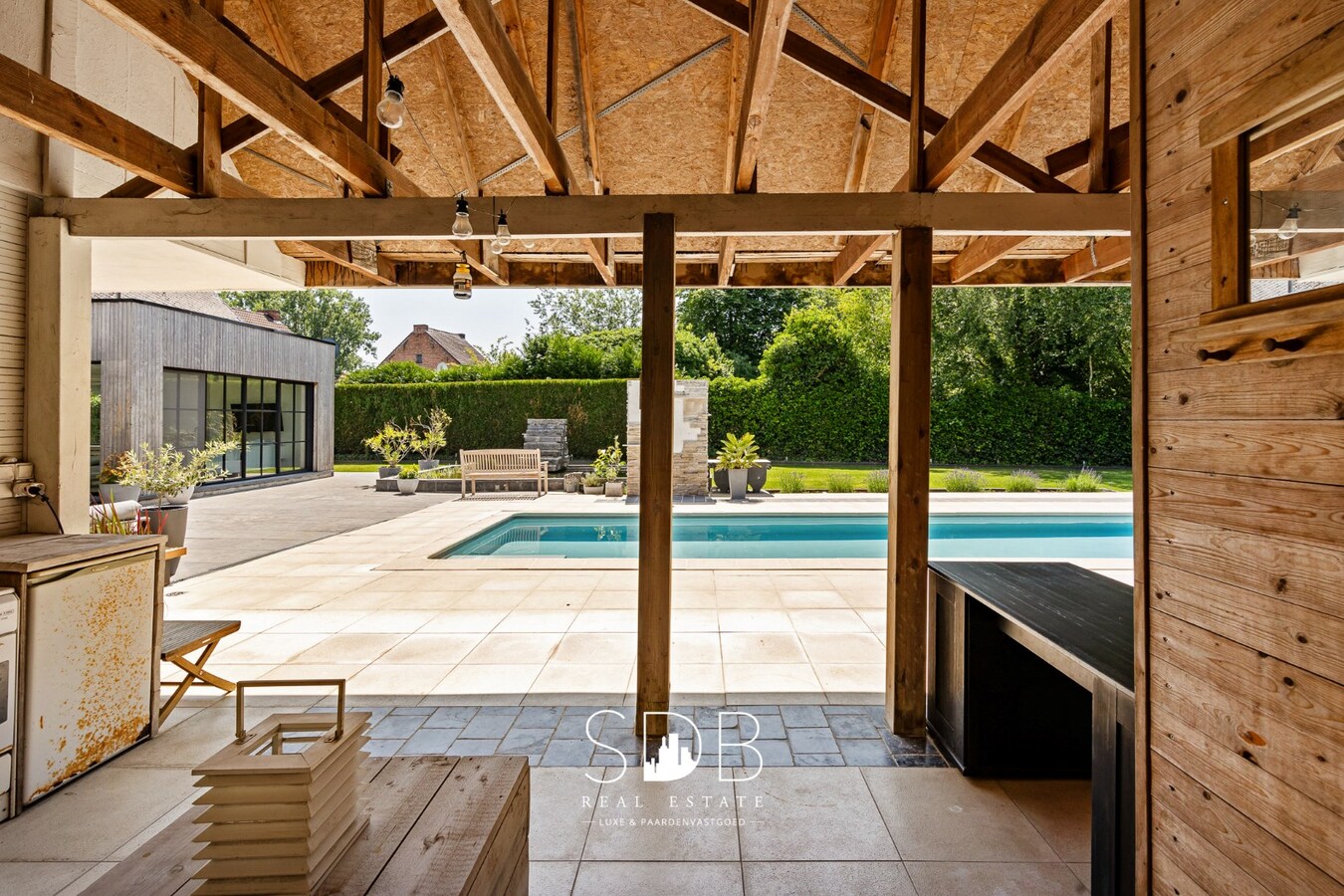 Prachtige hedendaagse villa met gezinstuin en zwembad op 1.387m² 