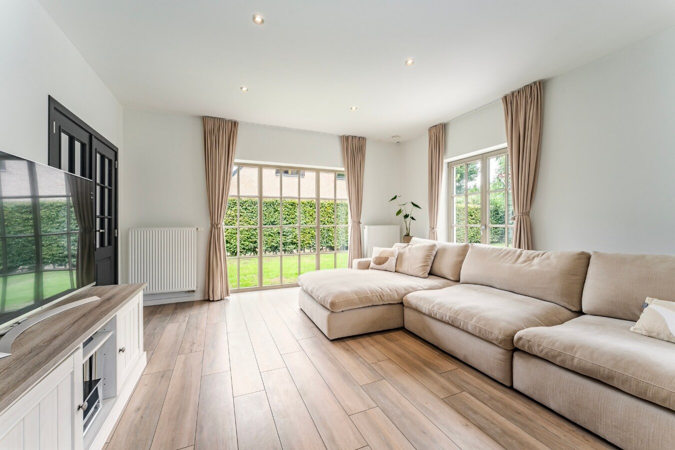 Exclusief gerenoveerde vrijstaande villa in rustige en residentiële omgeving 