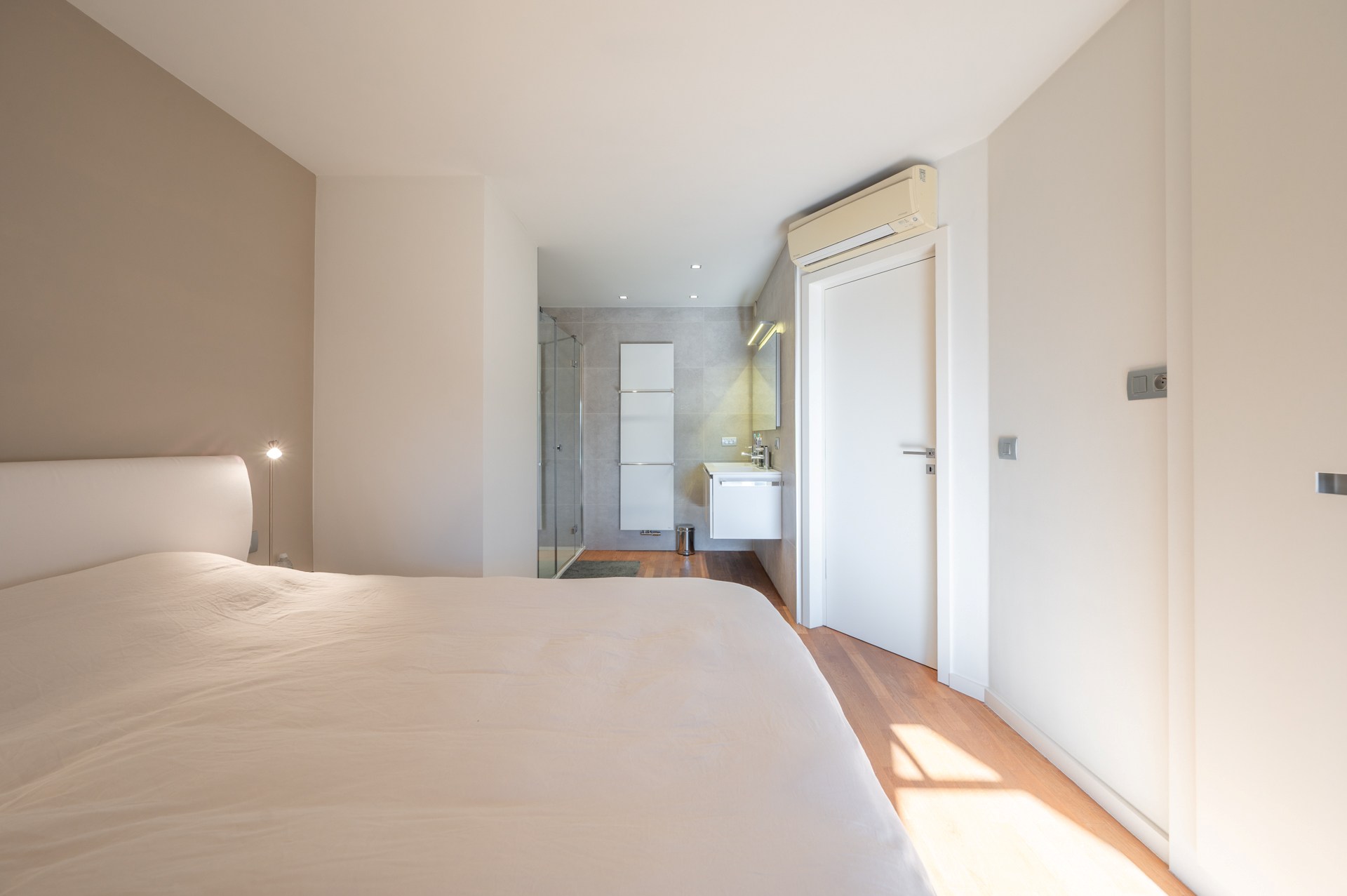 Ruim duplexappartement  in een recent gebouwde residentie in het levendige centrum van Knokke, op korte wandelafstand van het strand. 