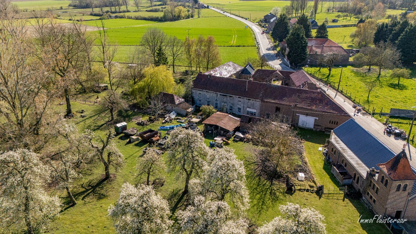 Te renoveren vierkantshoeve op een ruim perceel van ca. 2,6ha te Kortenaken 