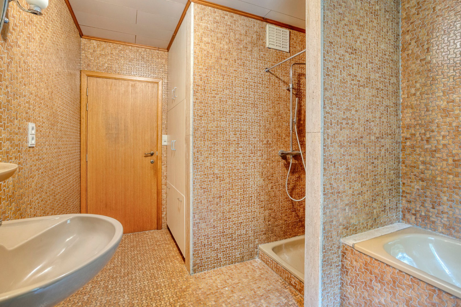 Te renoveren gezinswoning met 4 slpk. op een royaal perceel van 36a 75ca te Balen-Hulsen 