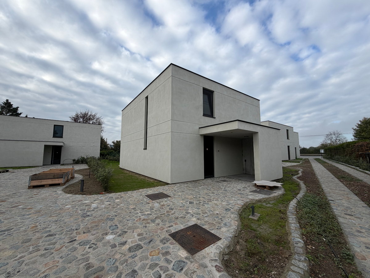 Ruime nieuwbouwwoning met terras en tuin. 