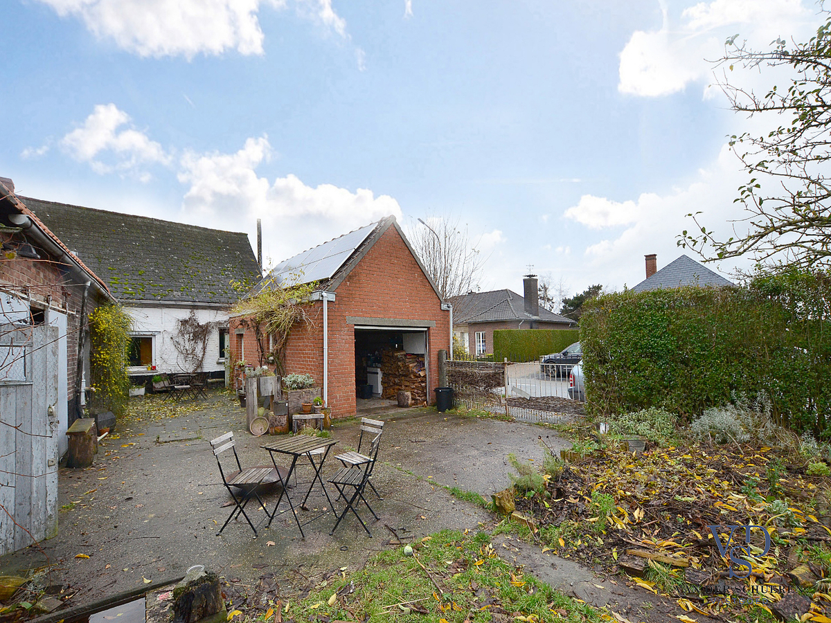 Karaktervolle, te renoveren woning (op bijna 900 m²). 