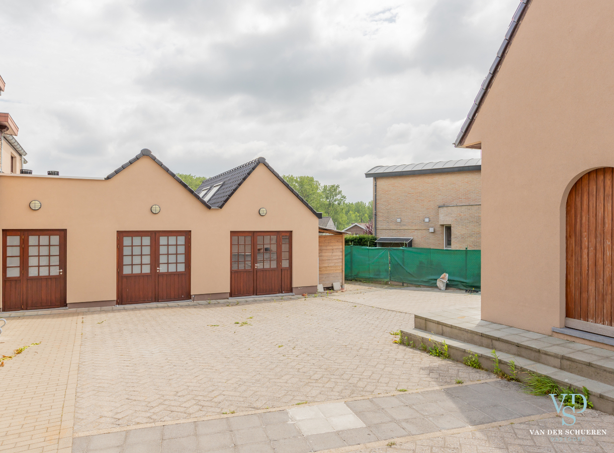 Authentieke herenwoning met atelier / bureau's. 