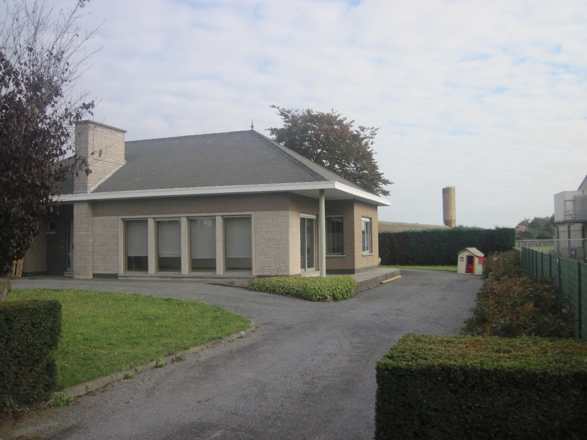 Degelijke gelijkvloerse woning. 