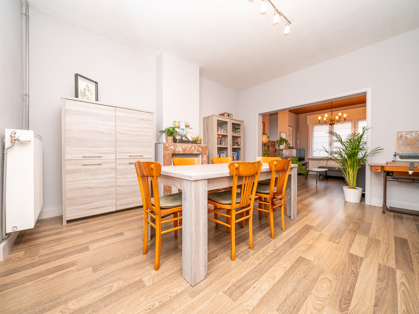 Volledige gerenoveerde 3-gevel woning 