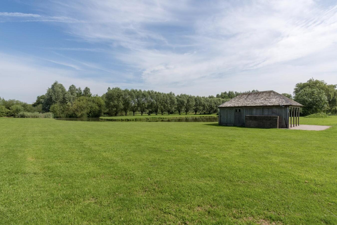 Exclusief landhuis met bijbouw op uniek natuurdomein 