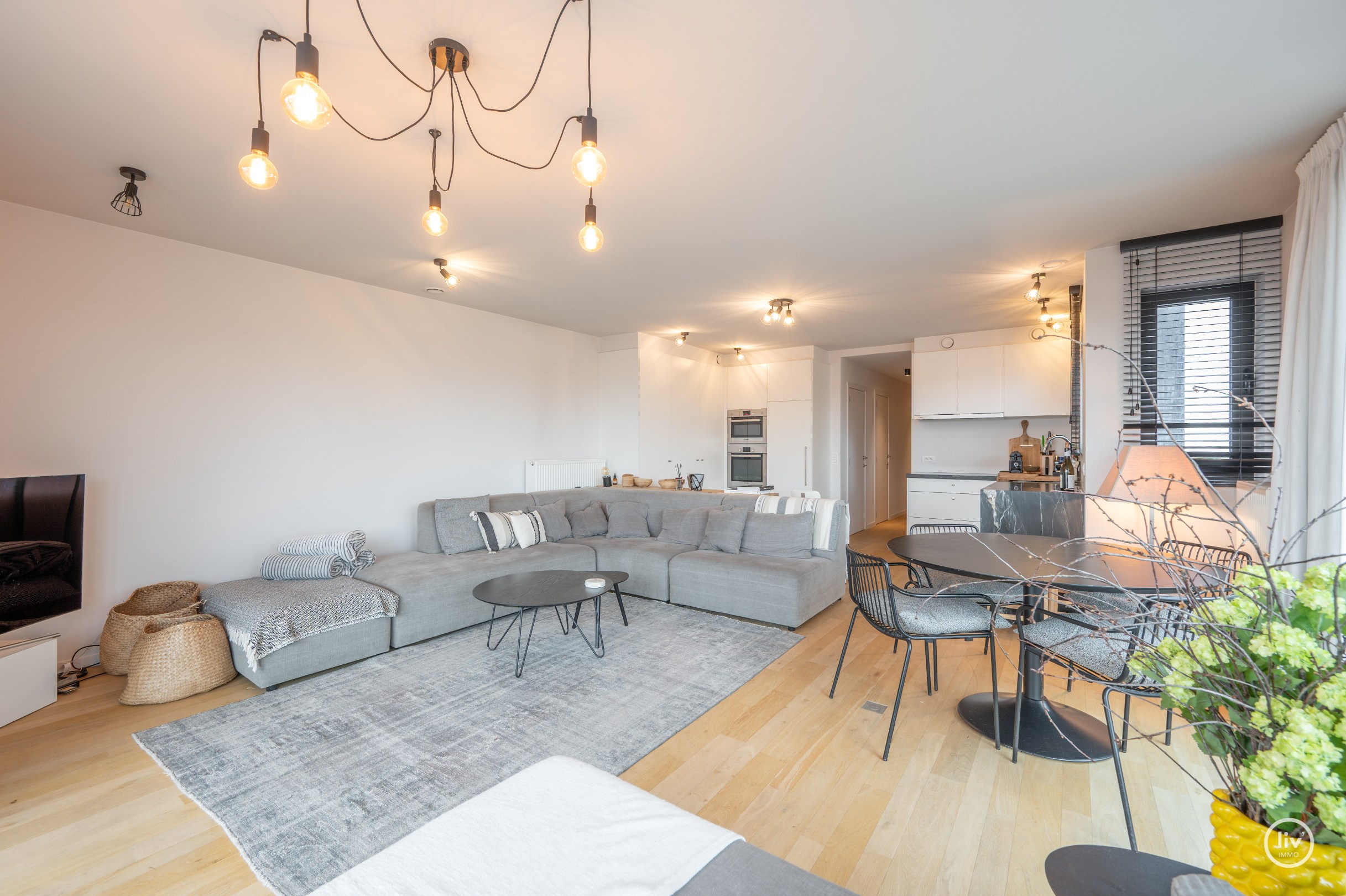 Prachtig HOEKappartement met open zichten en 3 slaapkamers gelegen op de Kustlaan te Knokke. 