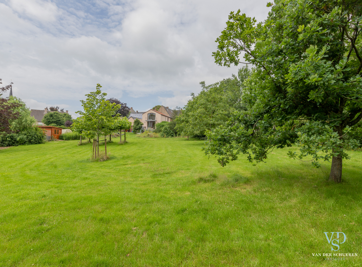 Authentieke herenwoning met atelier / bureau's. 