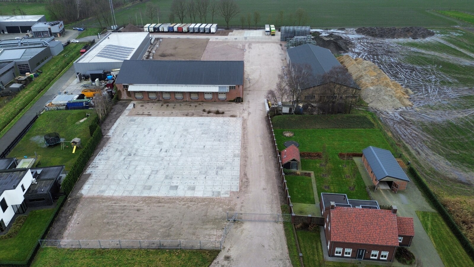 Te huur: “Opslag/overslaghal met buiten terrein”  aan de Rijt 31 te Luyksgestel, voorheen van KLG met buitenterrein. 