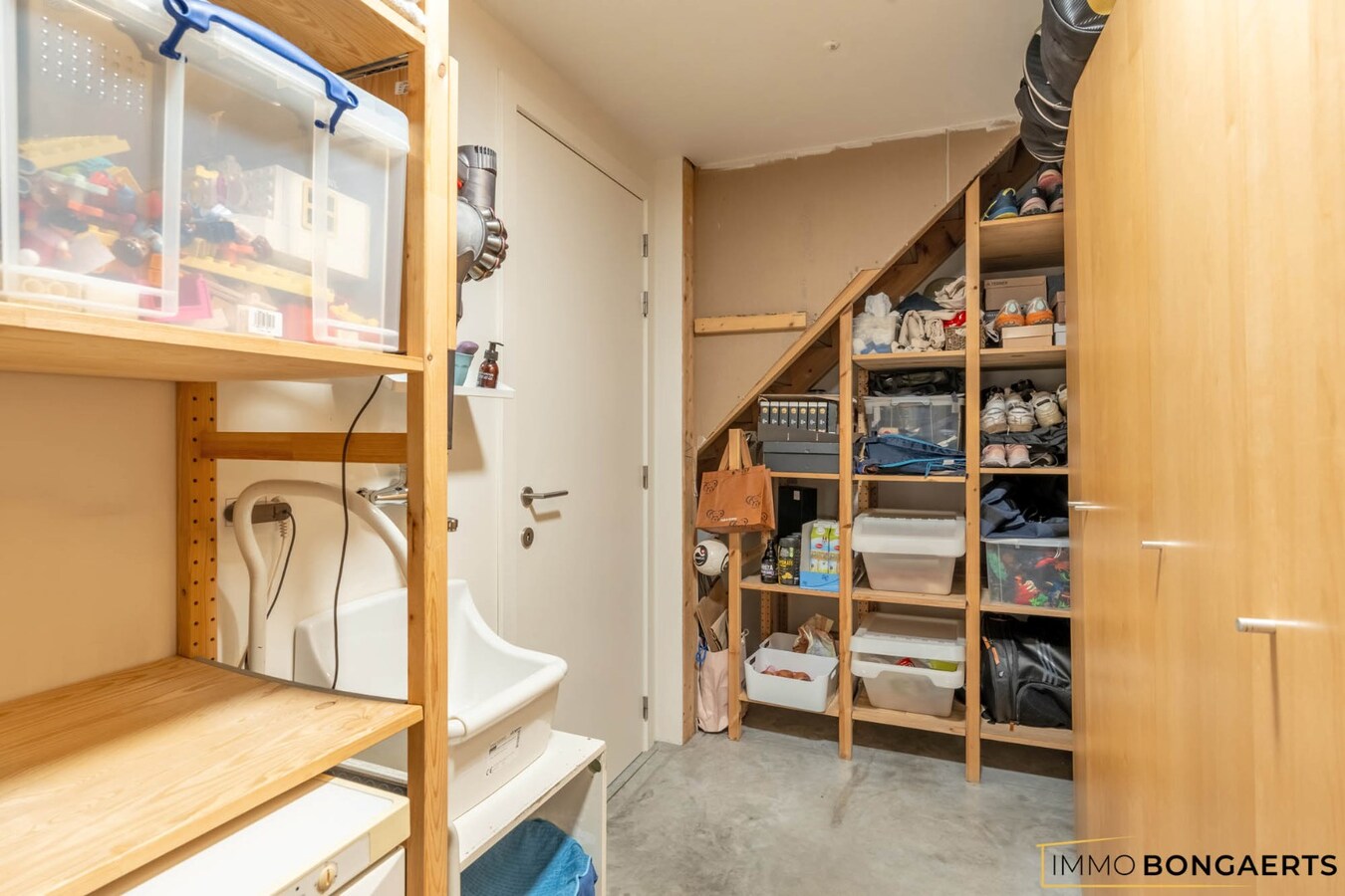 Ruime woning met garage, tuin en drie slaapkamers 