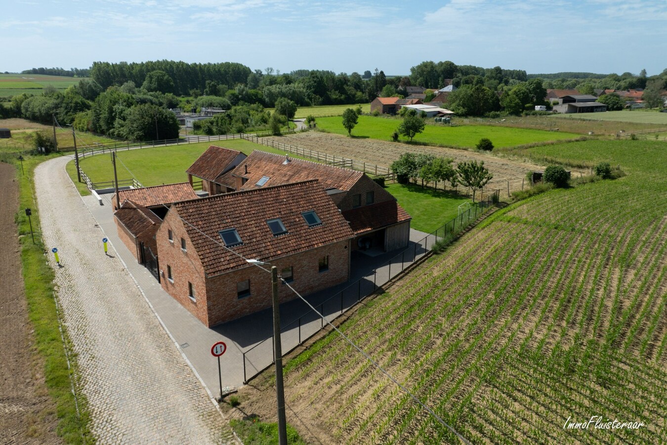 Unieke, gerenoveerde hoevewoning met paardenfaciliteiten, bijgebouwen, uitzonderlijk potentieel en zeer bereikbare ligging 