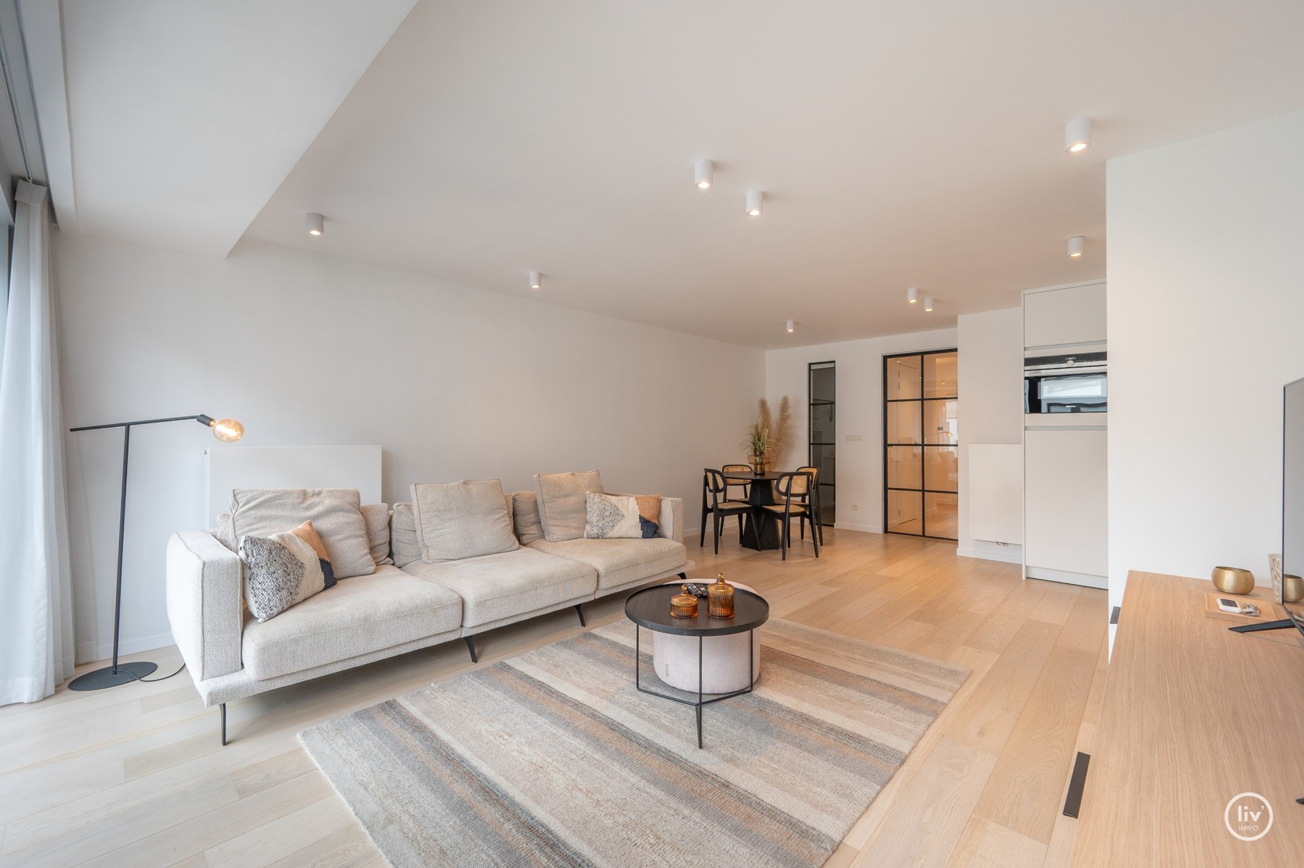 Prachtig gerenoveerd 2 slaapkamerappartement op een topligging in een zijstraat van de Kustlaan te Knokke. 