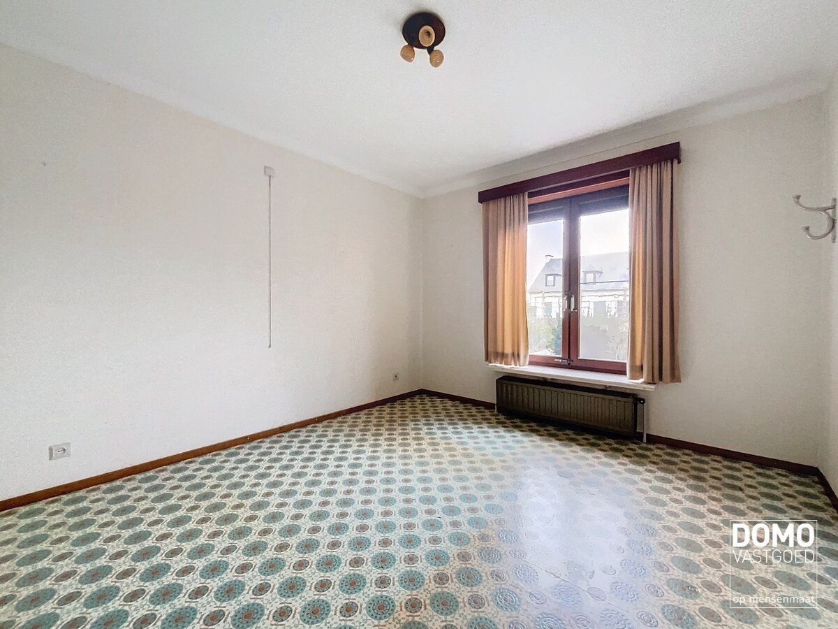 RUIME GELIJKVLOERSE WONING OPEN BEBOUWING GELEGEN OP EEN PERCEEL VAN 12a77ca TE KERMT 