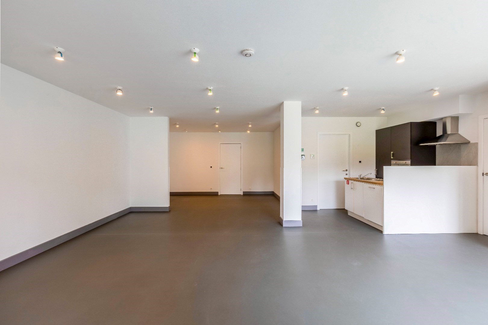 Ruime woning (369m²) met 4 slp. en in te vullen praktijk (onderaan) 