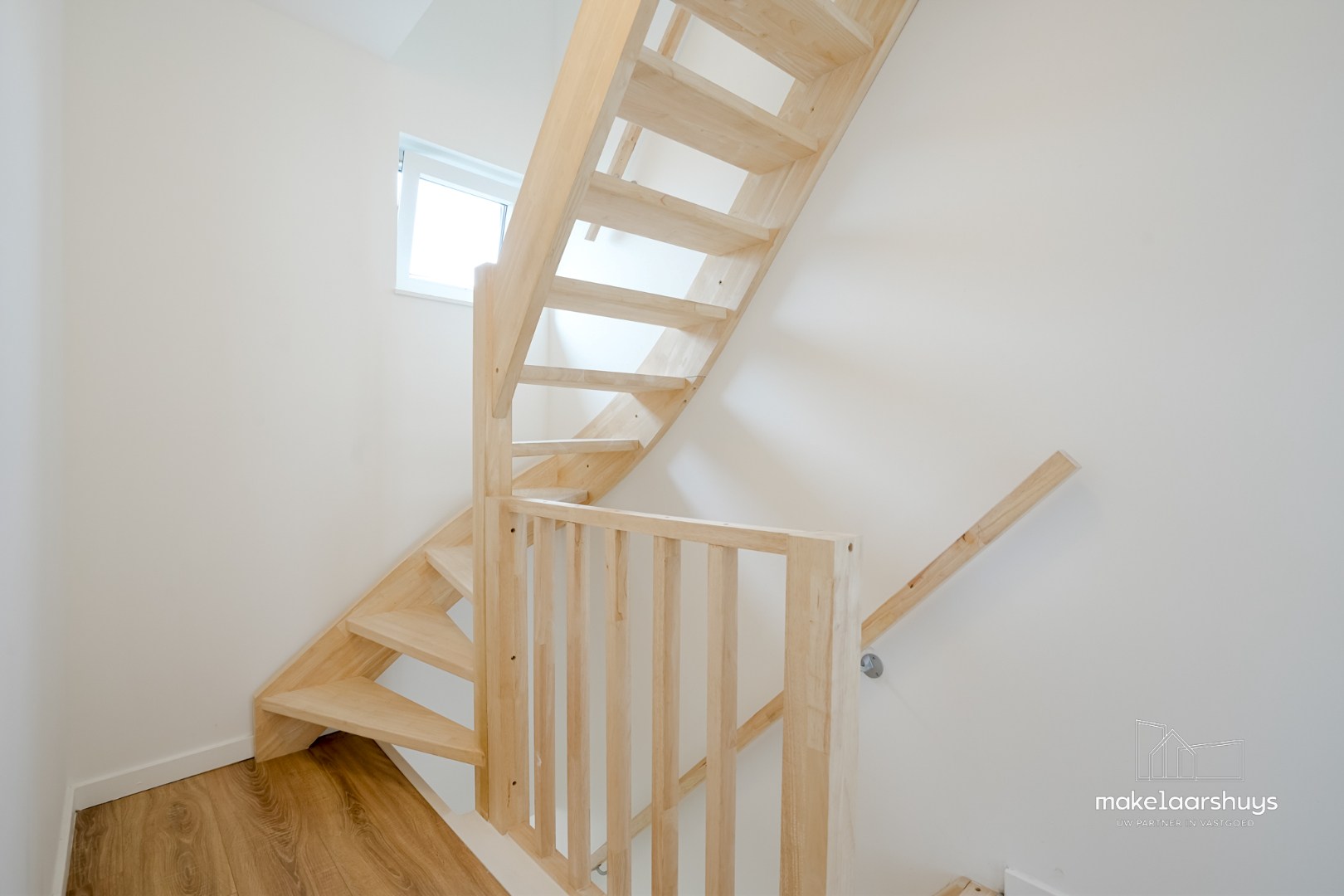 Instapklare gerenoveerde woning in rij met terras, tuin en garagebox 