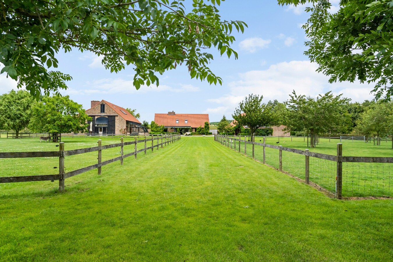 Unieke vierkantshoeve op toplocatie in Heuvelland te koop! 