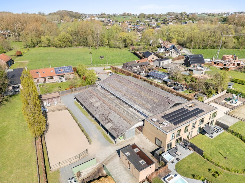Moderne villa met hippisch complex op 15.856m² 