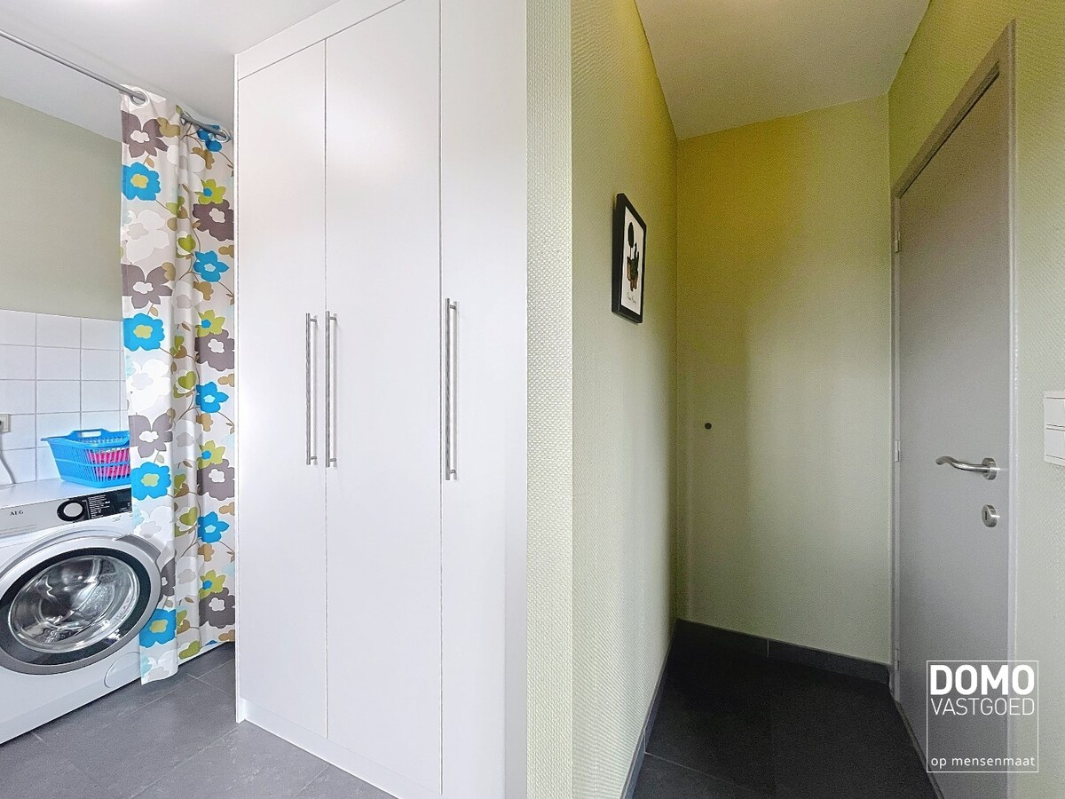 Ruime woning met 4 slaapkamers, groene tuin, terras en inpandige garage 