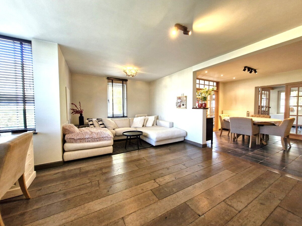 Uiterst charmante halfopen bebouwing met weidse zichten op een perceel van 2012m² 