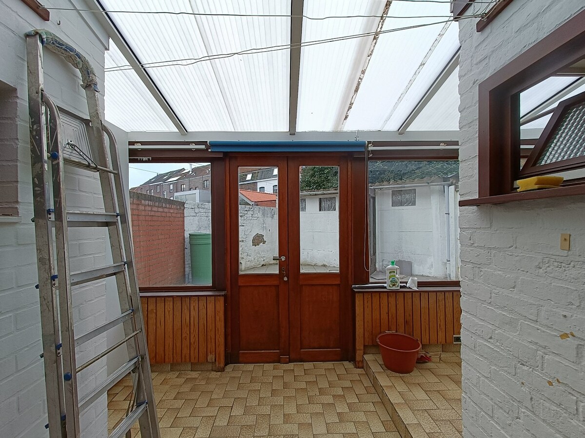 Te renoveren, lichtrijke woning met stadskoer in het hart van Assebroek. 