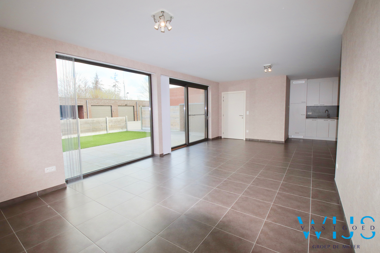 Recent GELIJKVLOERS appartement met 2 slaapkamers te Oosteeklo ! 