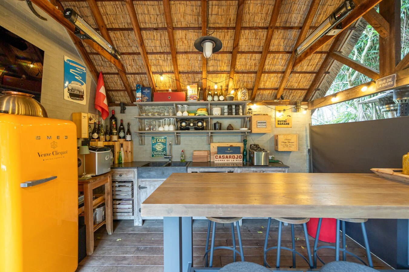 Charmante en ruime woning met zwembad en bijgebouw op toplocatie 